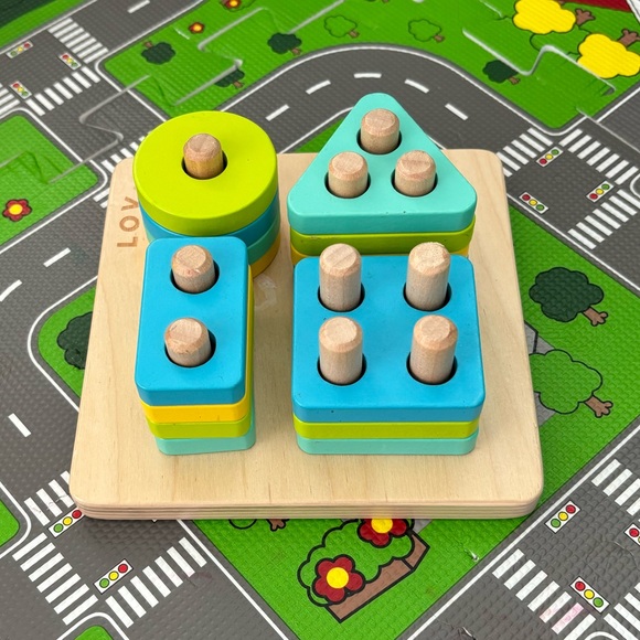 Lovevery A 3D puzzle to practice cradling and nesting complex shapes. - Picture 3 of 5